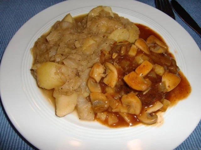 Jägerfrikadelle auf Kartoffelschmorkraut à la Heiko - Rezept