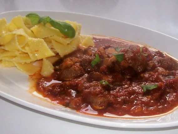 Würziges Gulasch "italienische Art" mit Mandelbutter-Pasta - Rezept