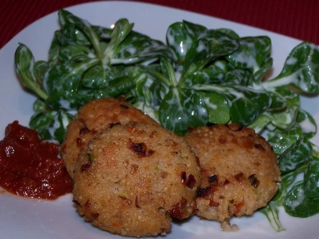 Graupenplätzchen mit Feldsalat - Rezept