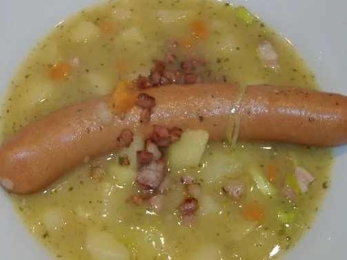 Rezept: Westfälische Kartoffelsuppe mit Riesenbockwurst Westfälische Kartoffelsuppe mit Riesenbockwurst - Rezept