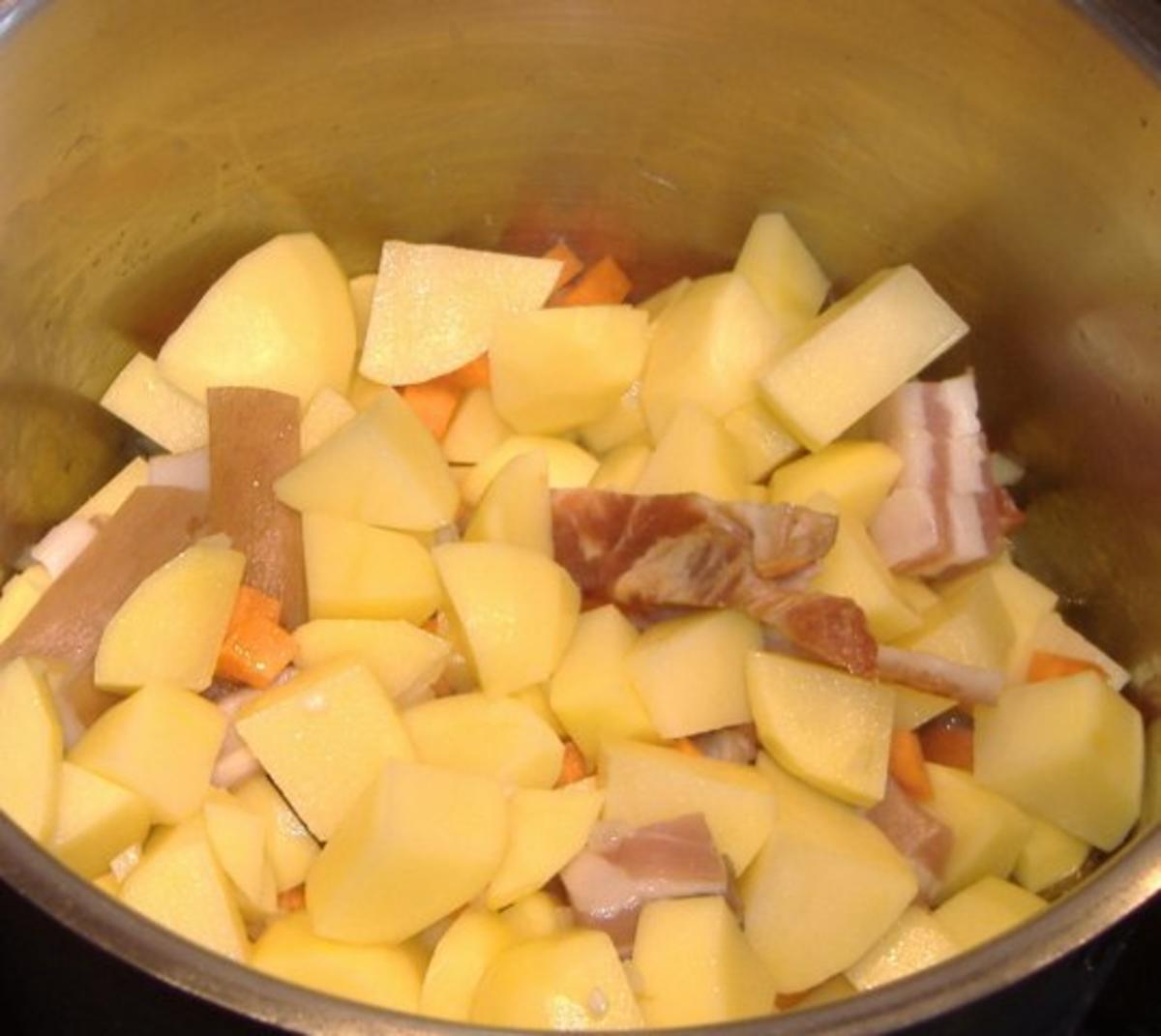 Westfälische Kartoffelsuppe mit Riesenbockwurst - Rezept - Bild Nr. 2