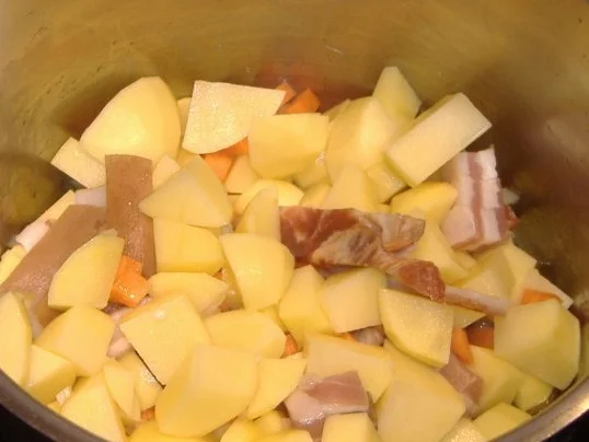 Rezept: Westfälische Kartoffelsuppe mit Riesenbockwurst Bild Nr. 2 Westfälische Kartoffelsuppe mit Riesenbockwurst - Rezept - Bild Nr. 2