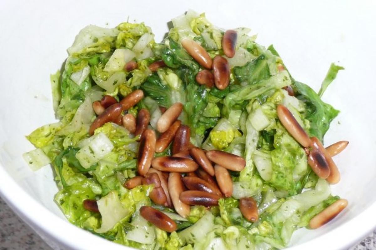 Salate: Romanasalat mit Pinienkerne - Rezept