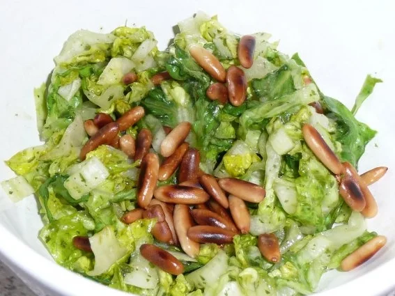 Salate: Romanasalat mit Pinienkerne - Rezept