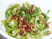 Salate: Romanasalat mit Pinienkerne - Rezept