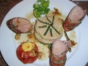 Schweinefilet nett verpackt an Bohnen-Kartoffeltörtchen - Rezept