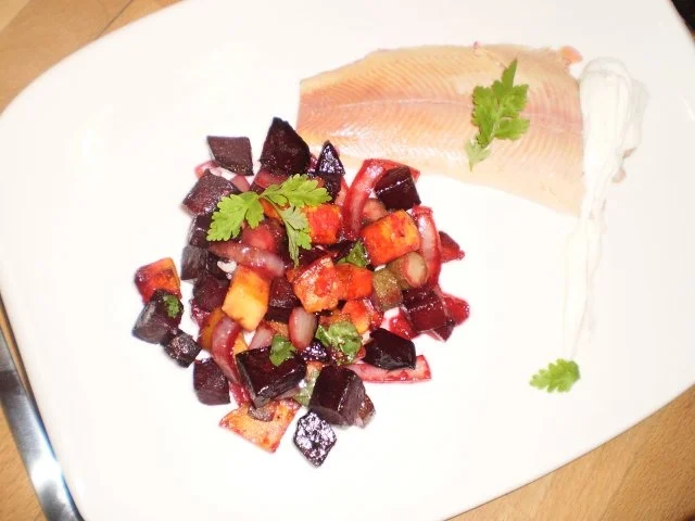 Rezept: Rote-Beete-Süßkartoffel-Pfanne mit Räucherforelle Rote-Beete-Süßkartoffel-Pfanne mit Räucherforelle - Rezept