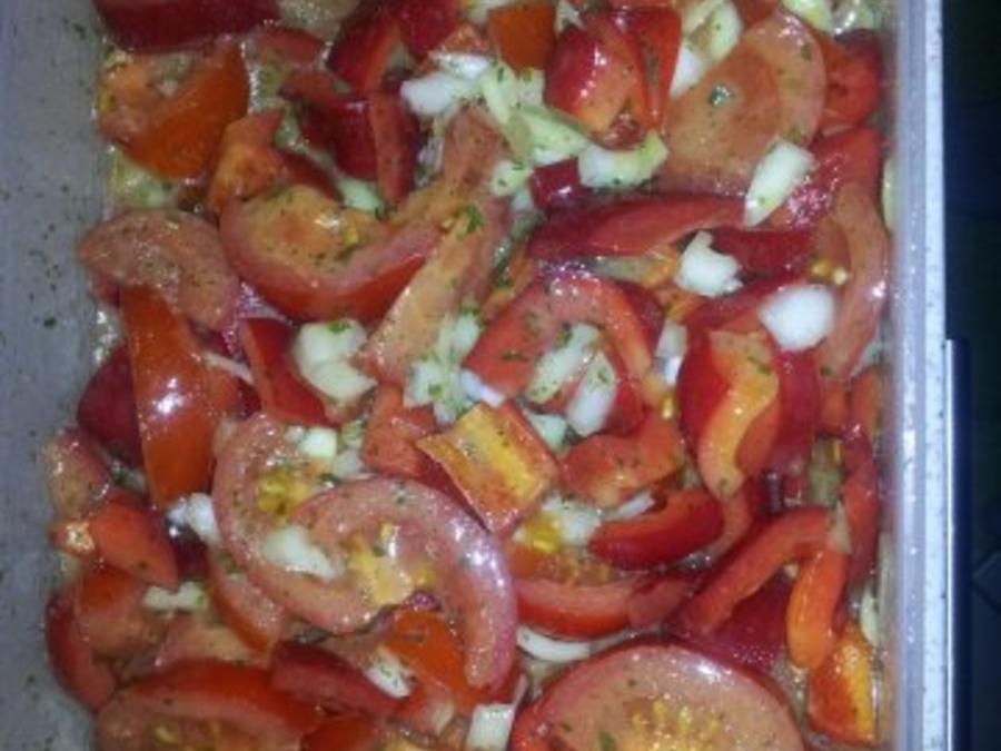 Salate: Tomaten - Paprikasalat - Rezept - kochbar.de Salate: Tomaten - Paprikasalat - Rezept - kochbar.de