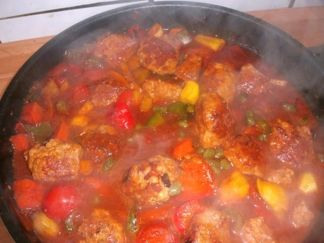 Zigeunerhackbällchen mit Kartoffelknödeltaler - Rezept