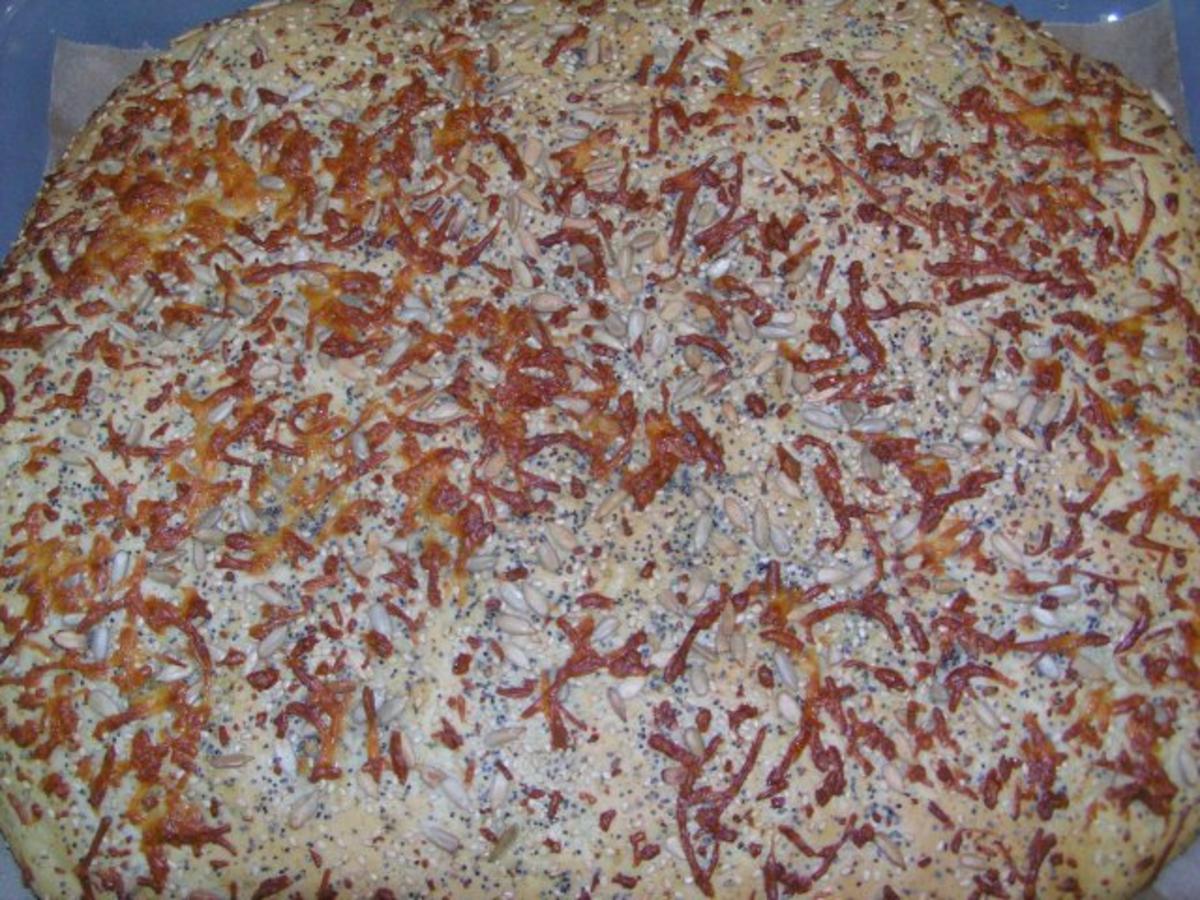 Fladenbrot mit Kräutern und Käse überbacken - Rezept - Bild Nr. 2