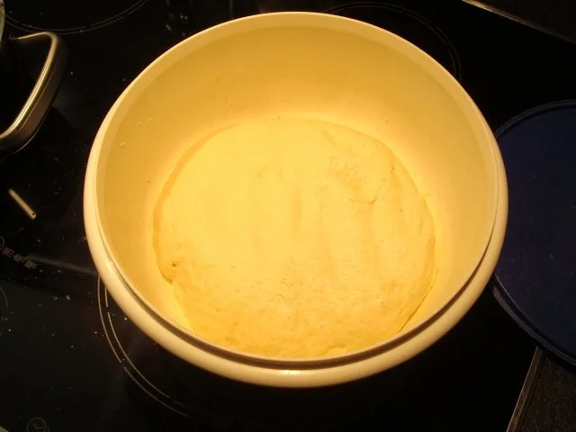 Pizza mit Rucola und Büffelmorzarella - Rezept - Bild Nr. 2