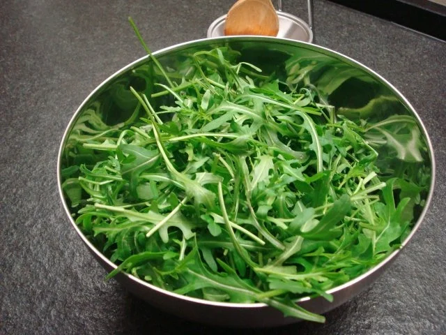 Pizza mit Rucola und Büffelmorzarella - Rezept - Bild Nr. 3