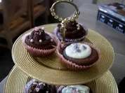 Schokoladige Schokomuffins mit Schoko-Topping! - Rezept