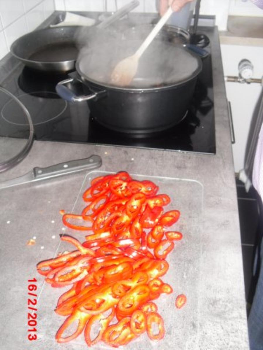 Lachsfilet mit Tomaten-Paprika-Sauce und Zucchini-Nest - Rezept - Bild Nr. 5