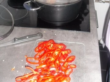 Lachsfilet mit Tomaten-Paprika-Sauce und Zucchini-Nest - Rezept - Bild Nr. 5