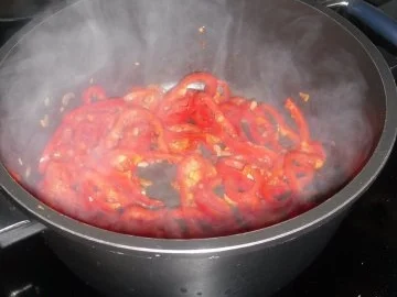 Lachsfilet mit Tomaten-Paprika-Sauce und Zucchini-Nest - Rezept - Bild Nr. 6