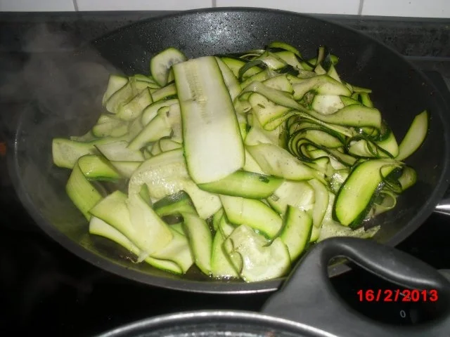 Lachsfilet mit Tomaten-Paprika-Sauce und Zucchini-Nest - Rezept - Bild Nr. 9