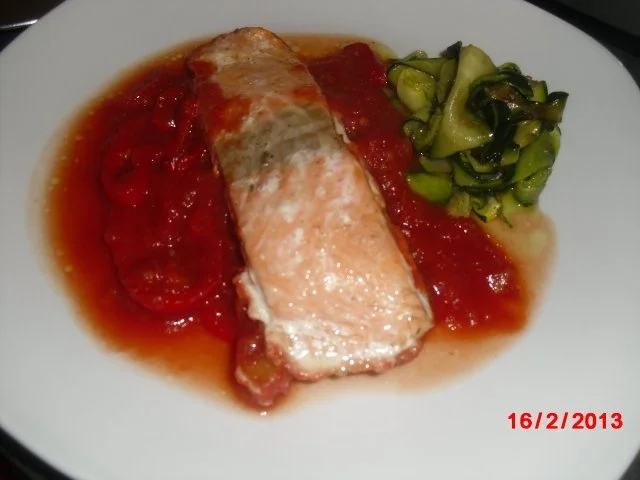 Lachsfilet mit Tomaten-Paprika-Sauce und Zucchini-Nest - Rezept