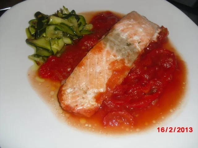 Lachsfilet mit Tomaten-Paprika-Sauce und Zucchini-Nest - Rezept - Bild Nr. 3