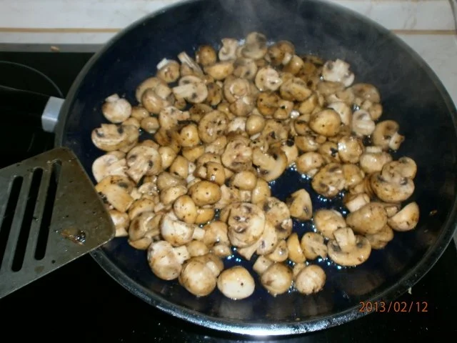 Überbackene Pizza-Pflanzer'l mit tomatiger Sahne-Pilz-Soße - Rezept - Bild Nr. 7