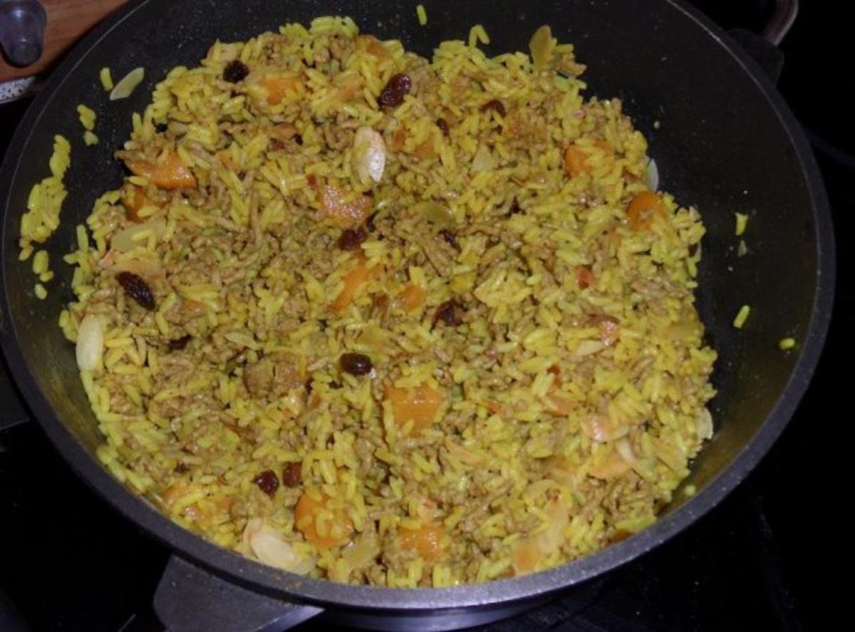 Hack-Curry Pfanne mit Reis und Pfirsichen - Rezept - kochbar.de