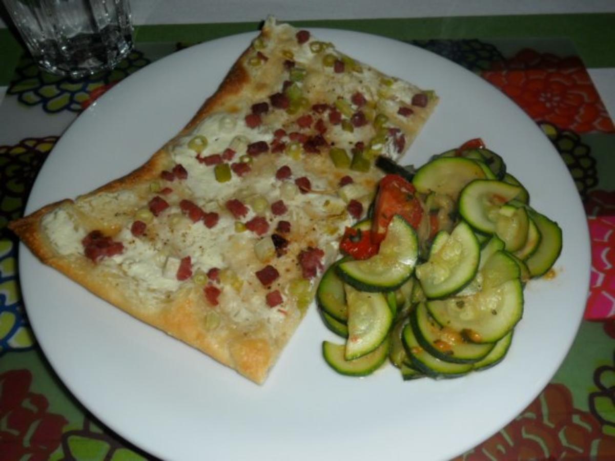 Flammkuchen mit Zucchinigemüse - Rezept Gesendet von Maikimausi