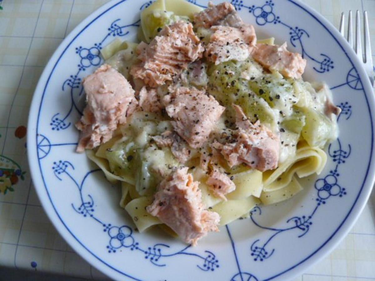 Bandnudeln mit Lachs - Rezept mit Bild - kochbar.de