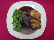 Rehrücken auf Cranberry-Rotweinsoße, dazu Serviettenknödel und Bohnenragout - Rezept