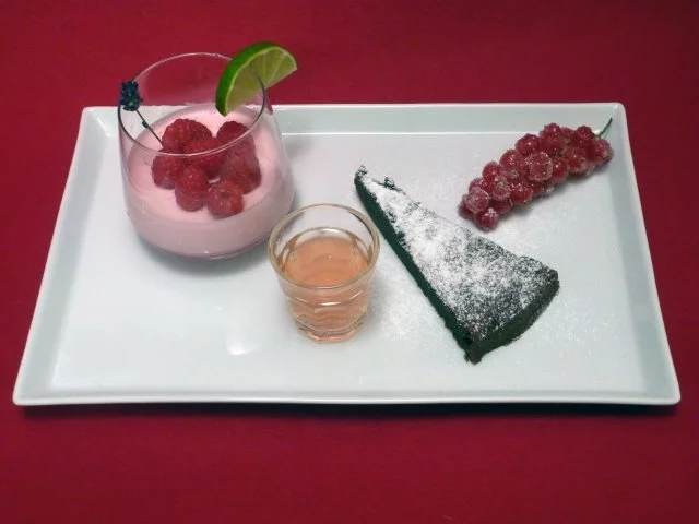 Lavendelcreme mit Himbeeren und Schokoladenkuchen - Rezept