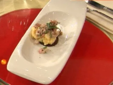 Rezept: Canapés mit Büsumer Krabben und Rührei à la Henssler Canapés mit Büsumer Krabben und Rührei à la Henssler - Rezept