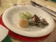 Guacamole mit Wildsalat und hausgemachte Kräuterbrötchen à la Henssler - Rezept