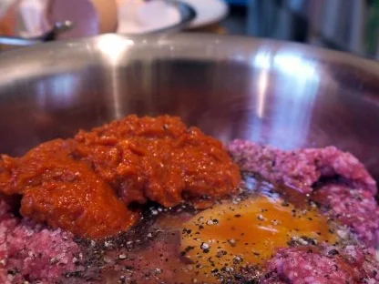 Scharfe Bouletten mit Paprika-Salsa und Parmesankartoffeln - Rezept - Bild Nr. 6