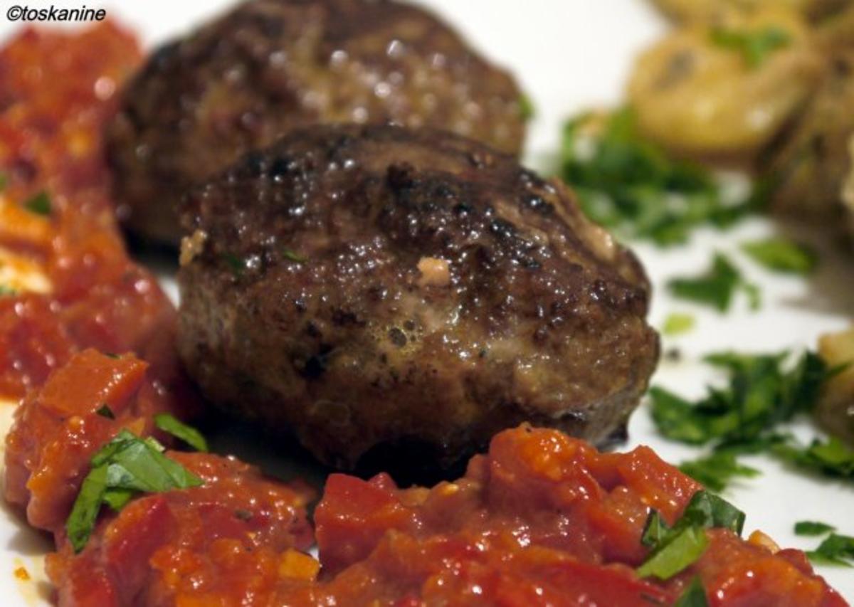 Scharfe Bouletten mit Paprika-Salsa und Parmesankartoffeln - Rezept