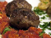 Scharfe Bouletten mit Paprika-Salsa und Parmesankartoffeln - Rezept