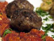 Scharfe Bouletten mit Paprika-Salsa und Parmesankartoffeln - Rezept