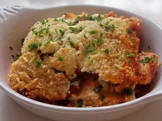 Lachslasagne mit Knusperkruste und cremiger Paprika-Tomatensoße - Rezept