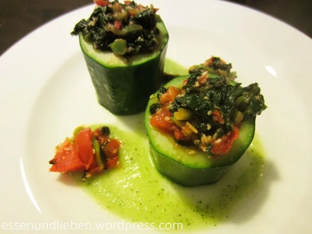 Mediterran gefüllte Zucchini mit Tomate und Spinat - Rezept - Bild Nr. 2