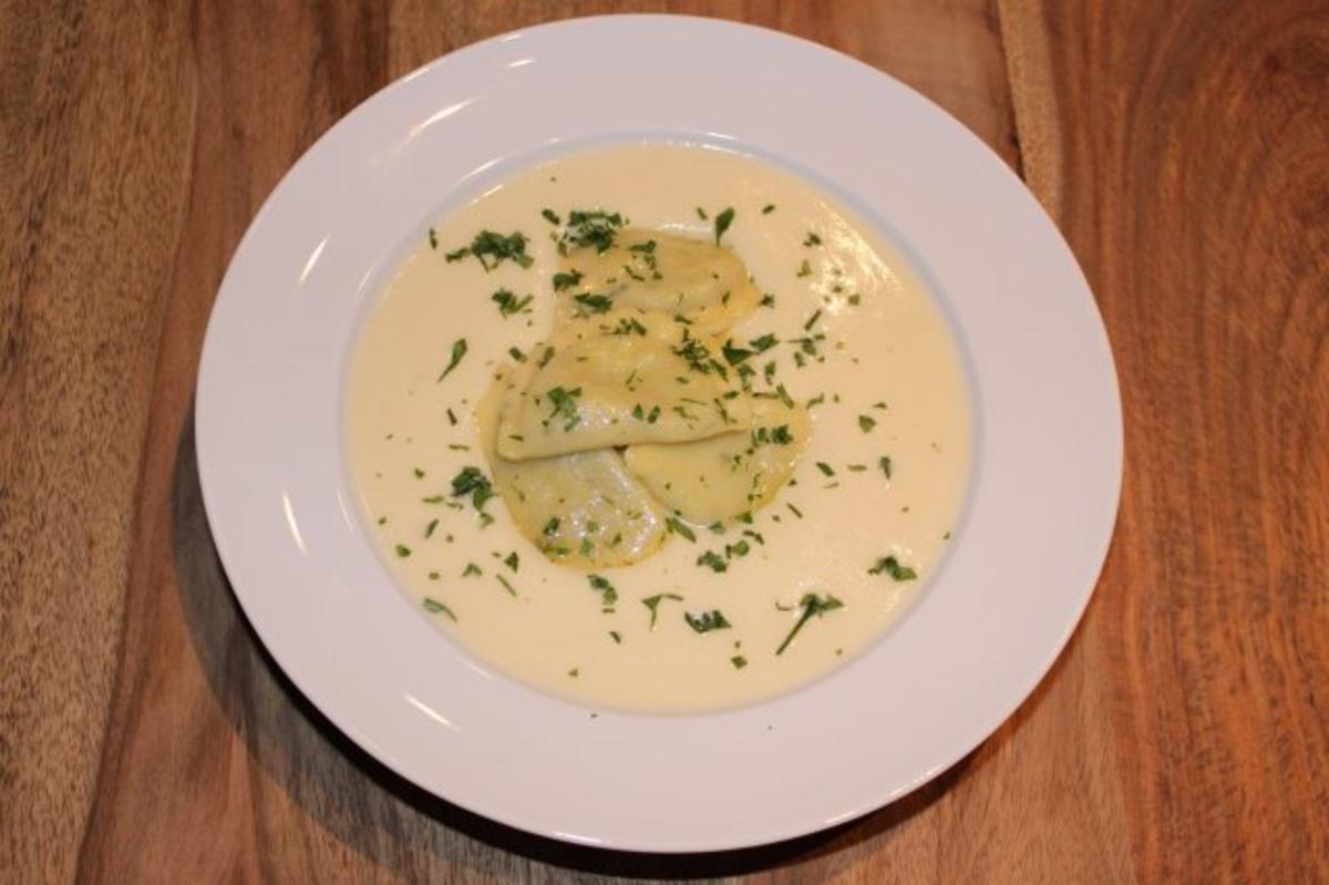 Bilder für Selleriesuppe mit Ravioli Rezept