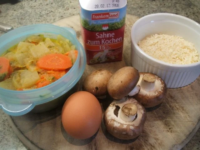 Suppen: Gemüse-Rahm-Süppchen mit Champignons in Ei-Parmesan-Hülle - Rezept - Bild Nr. 2