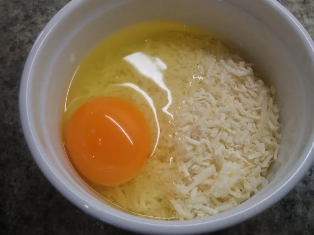 Suppen: Gemüse-Rahm-Süppchen mit Champignons in Ei-Parmesan-Hülle - Rezept - Bild Nr. 5