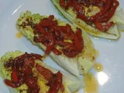 Rezept: Salatherzen mit heisser Knoblauch-Sardellen-Paprika-Vinaigrette Salatherzen mit heisser Knoblauch-Sardellen-Paprika-Vinaigrette - Rezept