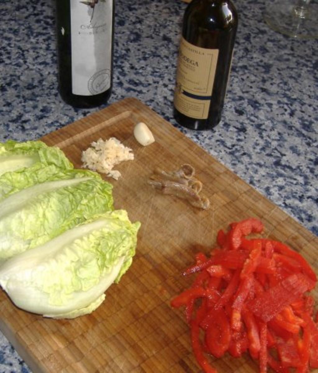 Salatherzen mit heisser Knoblauch-Sardellen-Paprika-Vinaigrette - Rezept - Bild Nr. 2