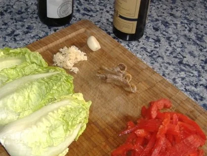 Salatherzen mit heisser Knoblauch-Sardellen-Paprika-Vinaigrette - Rezept - Bild Nr. 2