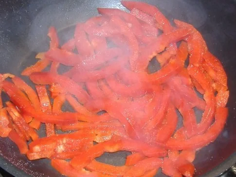 Salatherzen mit heisser Knoblauch-Sardellen-Paprika-Vinaigrette - Rezept - Bild Nr. 3