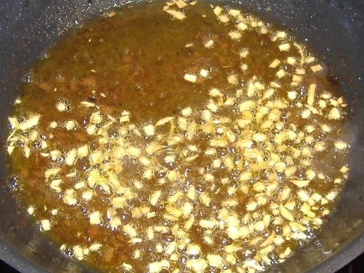 Salatherzen mit heisser Knoblauch-Sardellen-Paprika-Vinaigrette - Rezept - Bild Nr. 4