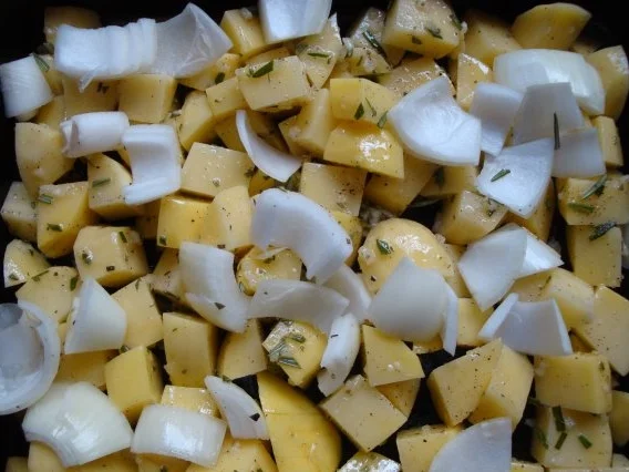 Rezept: Grüne Bohnen mit Rosmarinkartoffeln und Frikadellen Bild Nr. 2 Grüne Bohnen mit Rosmarinkartoffeln und Frikadellen - Rezept - Bild Nr. 2