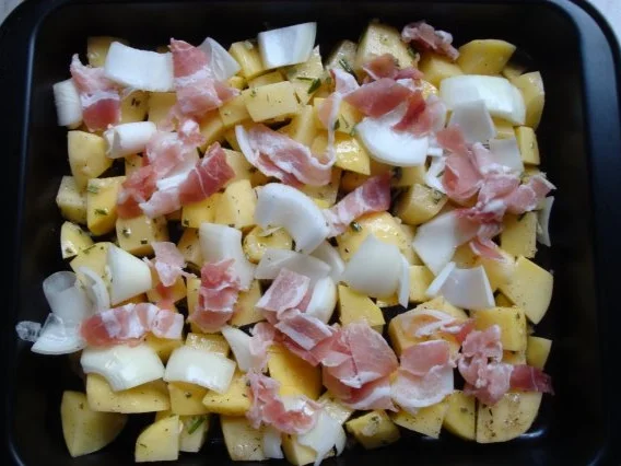 Rezept: Grüne Bohnen mit Rosmarinkartoffeln und Frikadellen Bild Nr. 3 Grüne Bohnen mit Rosmarinkartoffeln und Frikadellen - Rezept - Bild Nr. 3