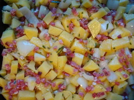 Rezept: Grüne Bohnen mit Rosmarinkartoffeln und Frikadellen Bild Nr. 4 Grüne Bohnen mit Rosmarinkartoffeln und Frikadellen - Rezept - Bild Nr. 4