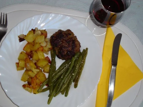 Rezept: Grüne Bohnen mit Rosmarinkartoffeln und Frikadellen Grüne Bohnen mit Rosmarinkartoffeln und Frikadellen - Rezept