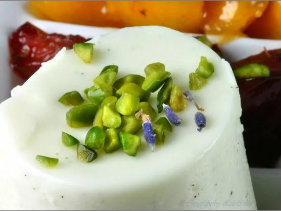 Rezept: Lizchen's Lavendelblüten-Mousse mit Früchtchen © Liz Collet Bild Nr. 6 Lizchen's Lavendelblüten-Mousse mit Früchtchen © Liz Collet - Rezept - Bild Nr. 6